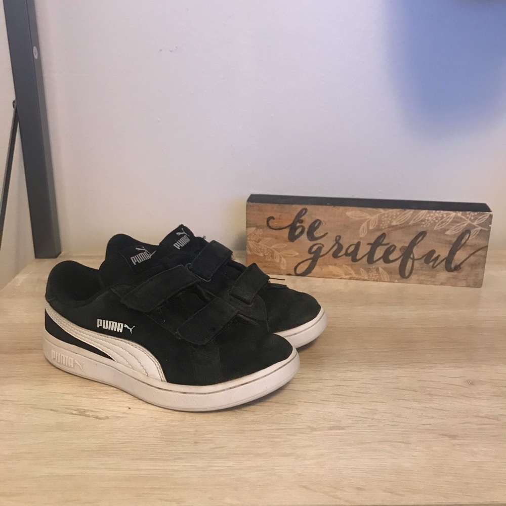 Used toddler boy 13c puma Velcro shoes